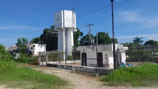 Según funcionarios del Servicio de Agua Potable y Alcantarillado de Escárcega (SMAPAE), esto se debe a una falla eléctrica subterránea en el pozo 1 de la colonia Salsipuedes.