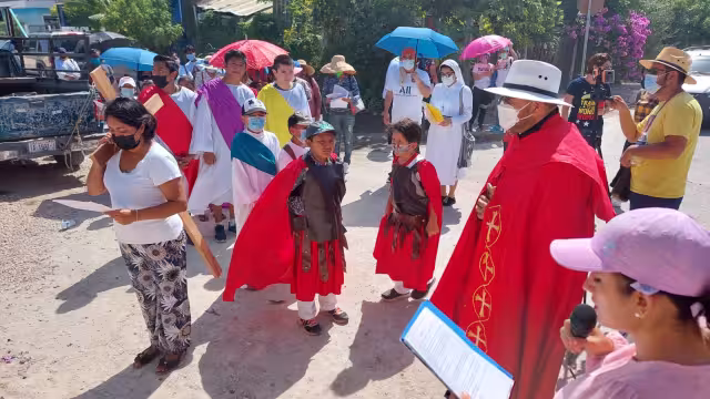Entre niños y adultos, se caracterizaron para representar la Crucifixión de Cristo en calles de Chetumal