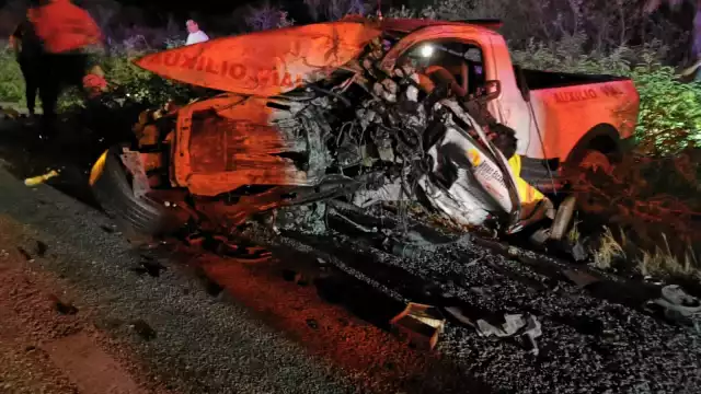 Al interior del automóvil peogeot quedó una mujer prensada con el volante