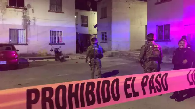 Los olores fétidos alertaron a los vecinos de la Región 259; la joven fue llevada al hospital por debilidad y deshidratación severa