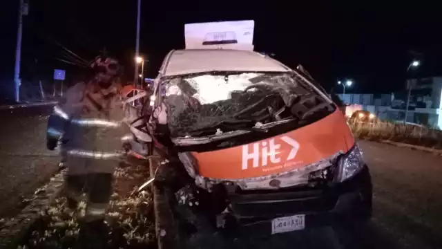 Los tripulantes de la unidad de transporte fueron rescatados, tras volcar a la altura de Puerto Morelos