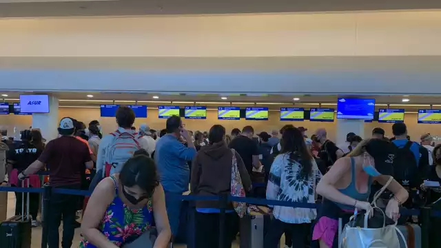 Los pasajeros en el aeropuerto de Cancún esperan respuesta de las aerolíneas sobre sus vuelos cancelados
