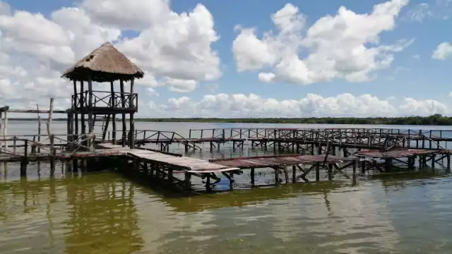 Un muelle ubicado en el interior de la reserva estatal se encuentra en ruinas y cayéndose a pedazos en algunas partes