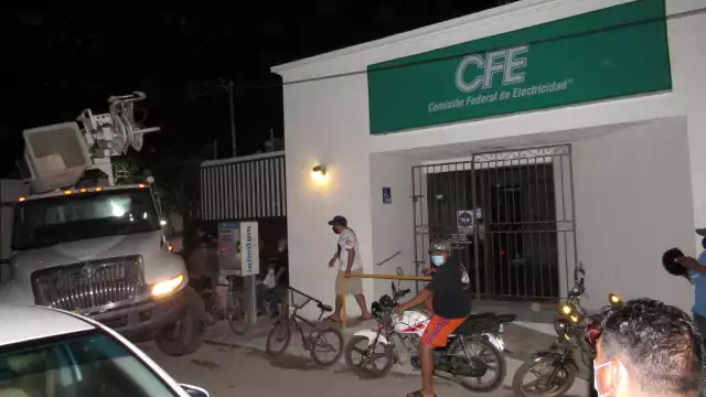 Algunos habitantes cerraron calles otros acudieron a las instalaciones de CFE para presionarlos