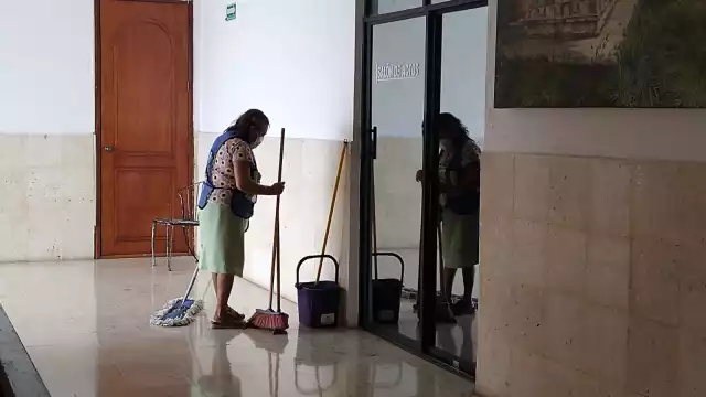A las encargadas de limpieza del Palacio no les dieron el día libre y les pagaron un mísero salario, aseguran