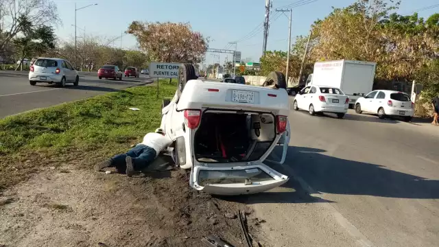 El automóvil quedó sobre su toldo luego de impactarse contra un camión al tratar de incorporarse a la lateral del Periférico de Mérida