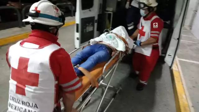 El hombre fue llevado al hospital