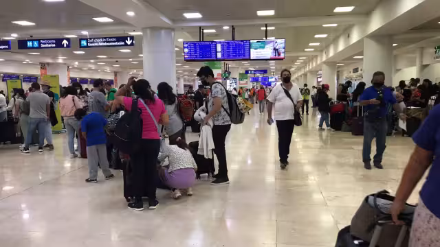 Los pasajeros que saldrían hacia Canadá deberán esperar las nuevas fechas de sus vuelos en Cancún