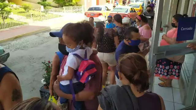 Temprano, familias hacen compras y andan con amistades en aglomeraciones, sin importarles el riesgo de contraer el virus