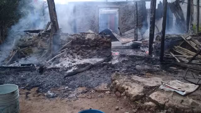 Pareja de adultos mayores perdió todas sus pertenencias