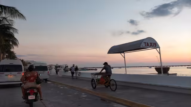 El incremento de comerciantes ilegales desde el boulevard aeropuerto hasta la Terminal Puerta Maya sigue provocando la inconformidad del comercio establecido.