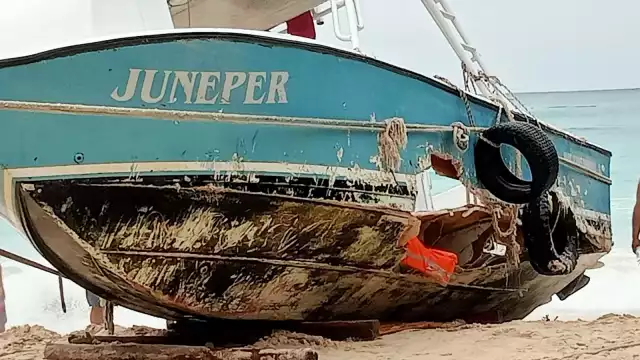 Embarcación arrastrada por los fuertes oleajes
