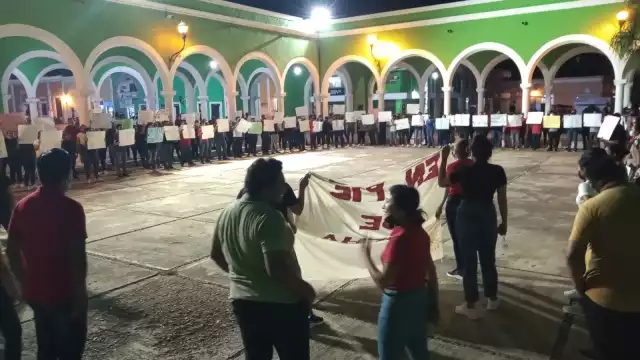 Alumnos de la normal protestaron por la noche