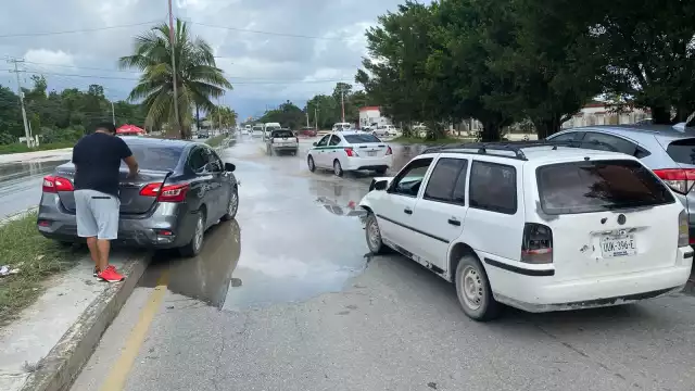 La unidad permanece arriba de la banqueta del Boulevard Luis Donaldo Colosio de Cancún