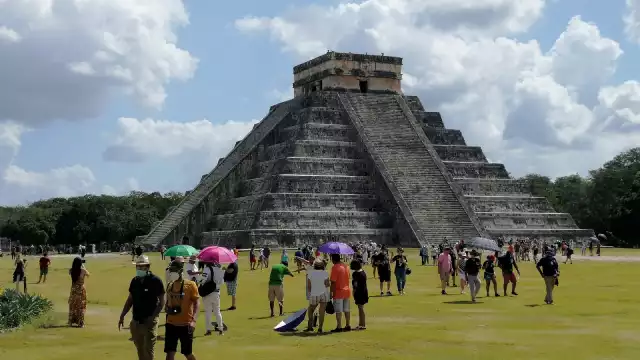 En Chichén Itzá el fenómeno propició que los lados Norte y Este de la pirámide se iluminaran, el Sur y el Oeste quedaron a oscuras