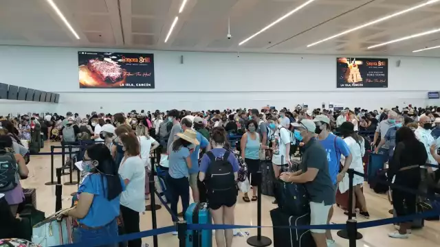 Largas filas y sin sana distancia se observaron hoy en el aeropuerto