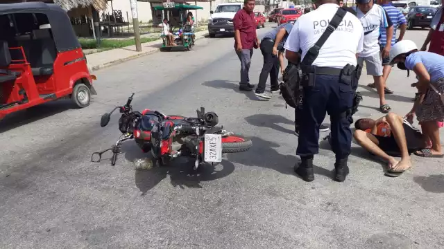 La gente se acercó a ayudar al motociclista