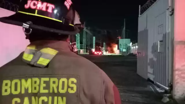 Al lugar llegaron elementos de bomberos de Cancún, así como curiosos