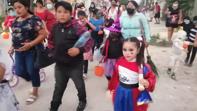 Niños disfrazados recorrieron las calles en el Día de Muertos