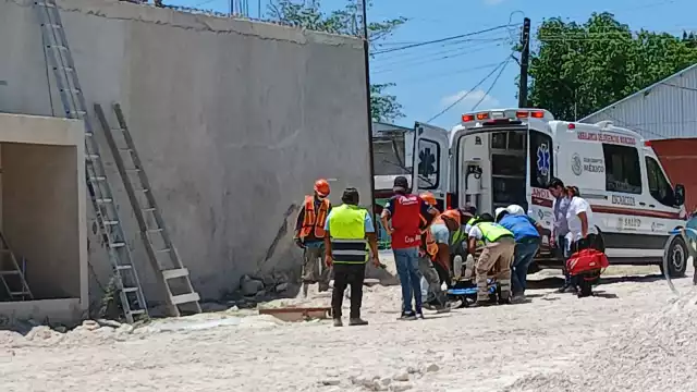 Un trabajador cayó desde cinco metros de altura mientras laboraba en una construcción en Escárcega.