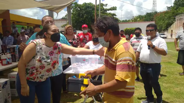 Los padres de Tekantó se divirtieron esta tarde en el Día del Padre