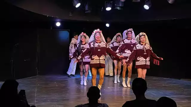 México de Colores se conforma por hombres que utilizan vestuarios femeninos para bailar folklore mexicano