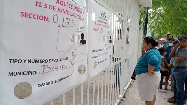 Personas han hecho fila en la colonia Bonfil para ejercer su voto, pero estas continúan cerradas