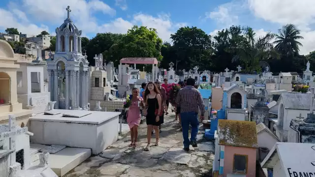 Campeche se prepara para celebrar el Día de Muertos, con decenas de campechanos limpiando y decorando tumbas