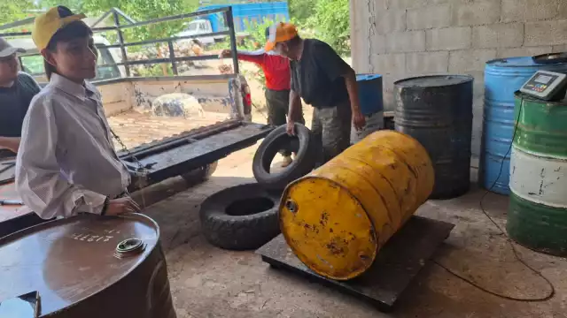 Apicultores de Tenabo enfrentan una fuerte caída en el precio de la miel, que se paga a solo 28 pesos el kilo.