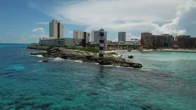 La forma de la zona hotelera es parecida a un '7'; la ciudad ha sufrido el embate de huracanes con gran peligrosidad, como Wilma