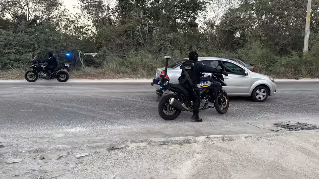 El mensaje amenazante escrito en una manta fue colocado frente al fraccionamiento Rinconadas del Mar