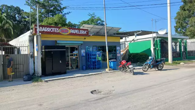 Un hombre con casco asaltó una tienda en la colonia Ricardo Flores Magón de Escárcega.