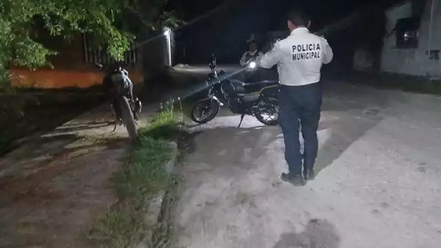Mujer resulta lesionada de la cadera tras choque entre dos motocicletas en la colonia Salsipuedes, Escárcega.