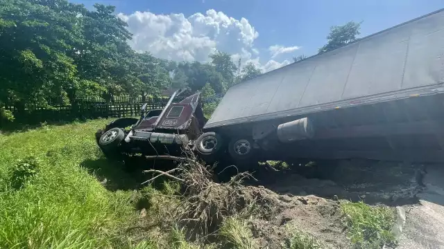Tráiler se sale de la carretera en el tramo Nuevo Progreso - Ciudad del Carmen