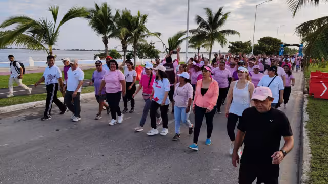 Alrededor de 400 trabajadores del sector salud y sociedad civil participaron en la rodada ciclista y caminata "Mujer Rosa, Mujer que IMSSPIRA" en Campeche