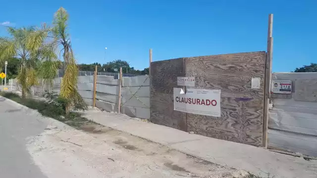 La ley establece que debe haber 500 metros de distancia entre un despacho de gasolina y una escuela, y en este caso, está pegada al plantel educativo.