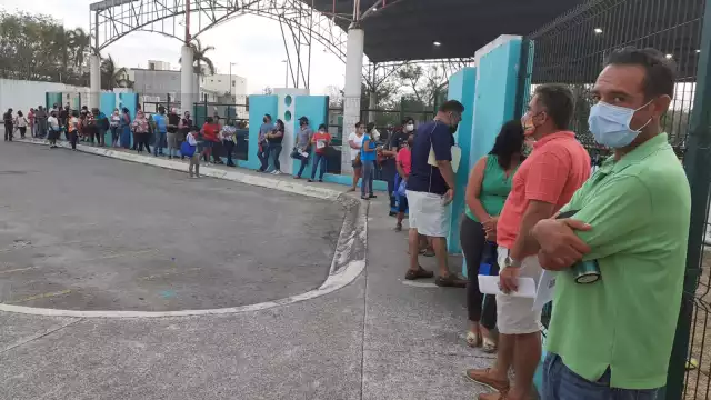 Los docentes hicieron fila para ser vacunados