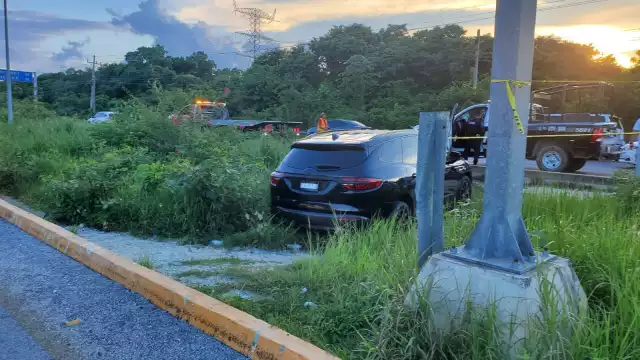 El auto quedó en el camellón con el cuerpo del hombre con impactos de bala
