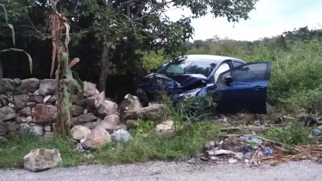 Conductora pierde el control y se sale del periférico en Buctzotz