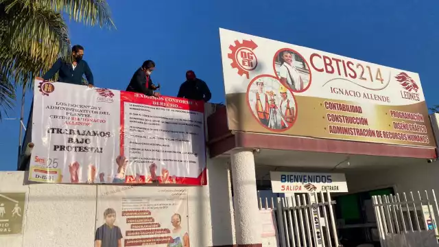 Los manifestantes colgaron una lona en la entrada del CBTIS de Chetumal para presionar a que se cumplan sus peticiones