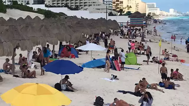 Playa Delfines en Cancún luce abarrotada de turistas nacionales y extranjeros a tres días de la Navidad
