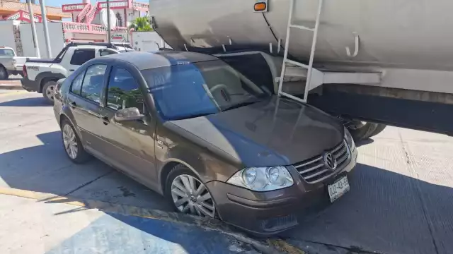 Auto se impacta contra pipa en Ciudad del Carmen