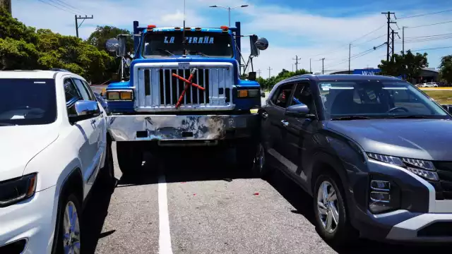 Accidente en avenida Isla de Tris involucra a camión y dos camionetas