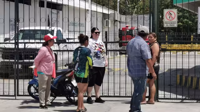 Vecinos bloquean centro de la CFE tras tres días sin luz en Campeche