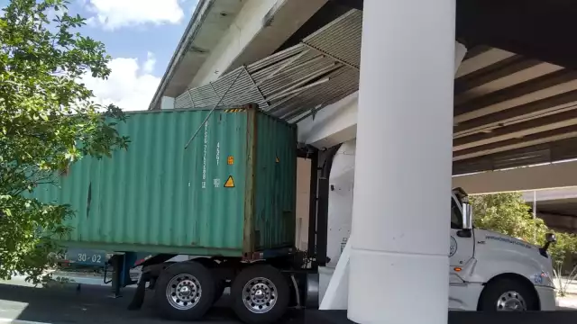 El conductor no midió el tamaño de su unidad y se quedó atorado debajo del puente, dañando la obra recién inaugurada