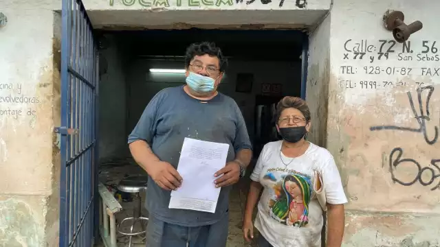 La pareja afectada exhibe sus documentos ante los medios de comunicación.