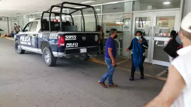 El hombre ingresó al área de urgencias de la Clínica número 17 del IMSS en Cancún, tras ser baleado