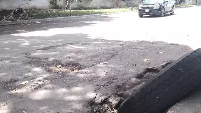 Las calles en la colonia Mayapán de Mérida se encuentran llenas de baches