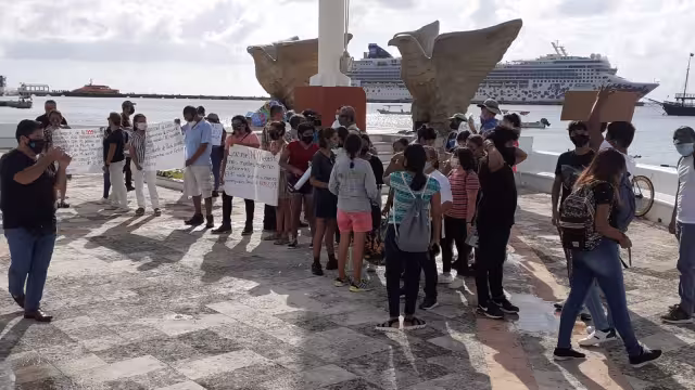 Prestadores de servicios turísticos, Empresarios y algunos jóvenes realizaron otra manifestación pacífica
