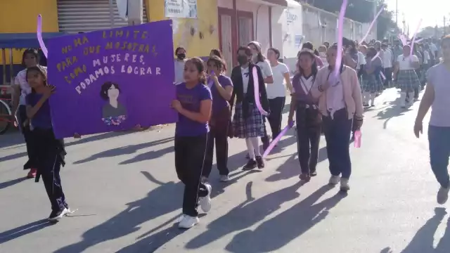Estudiantes portaron carteles y globos morados por el 8M en Yucatán